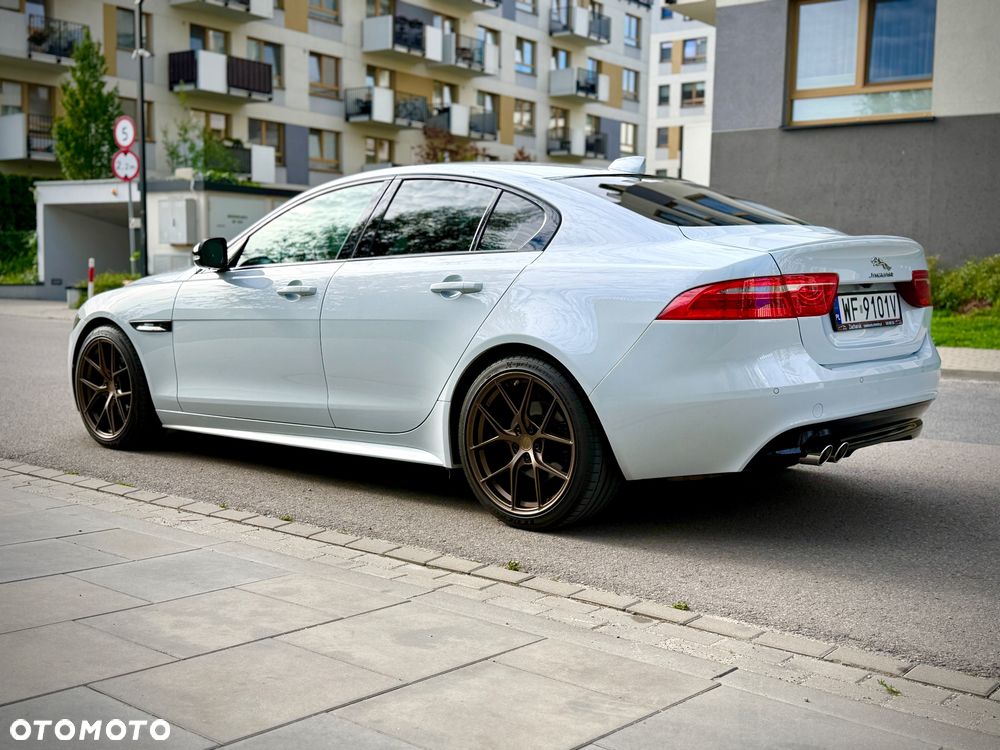 Jaguar XE 2.0 D R-Sport - 6