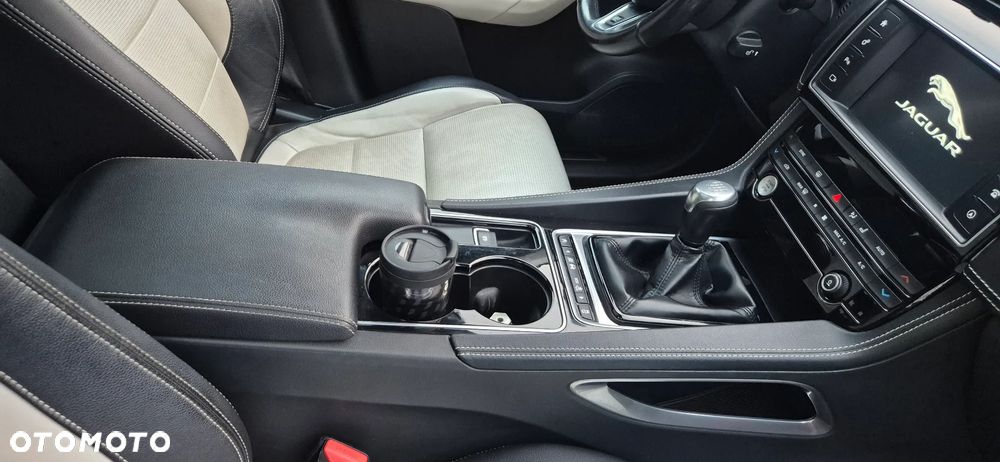 Jaguar F-Pace 20d AWD R-Sport - 32