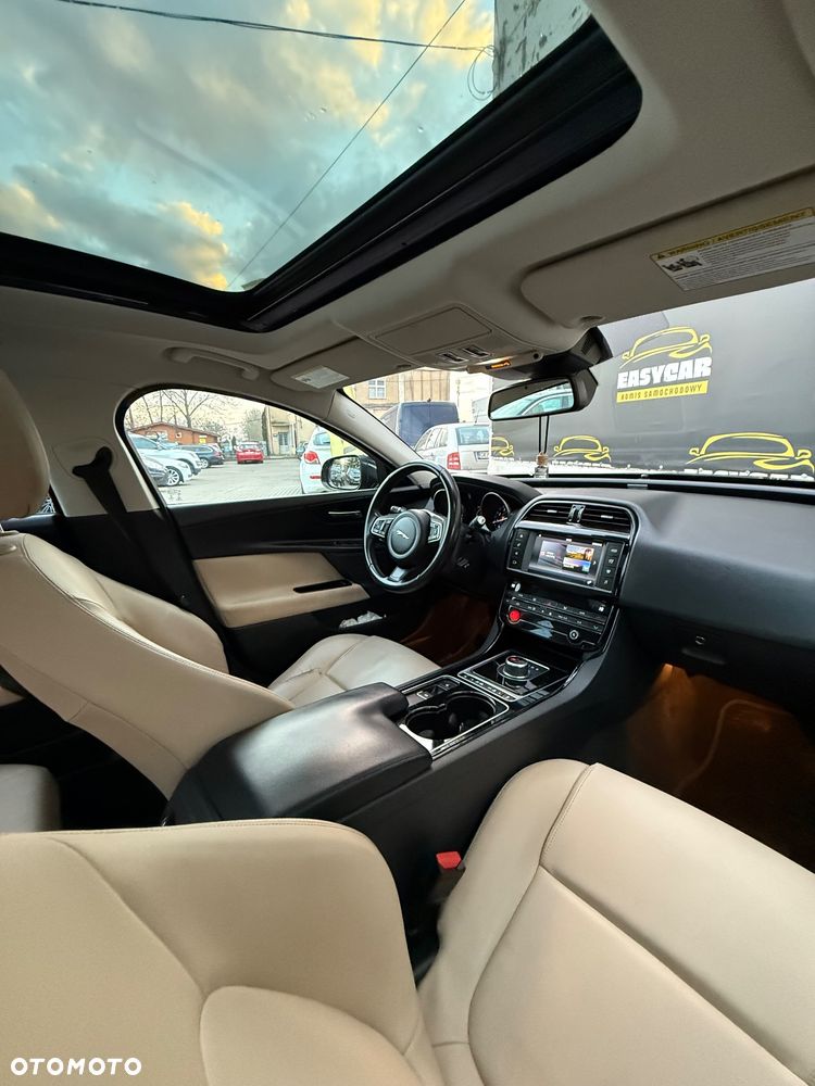 Jaguar XE 2.0 T R-Sport - 27