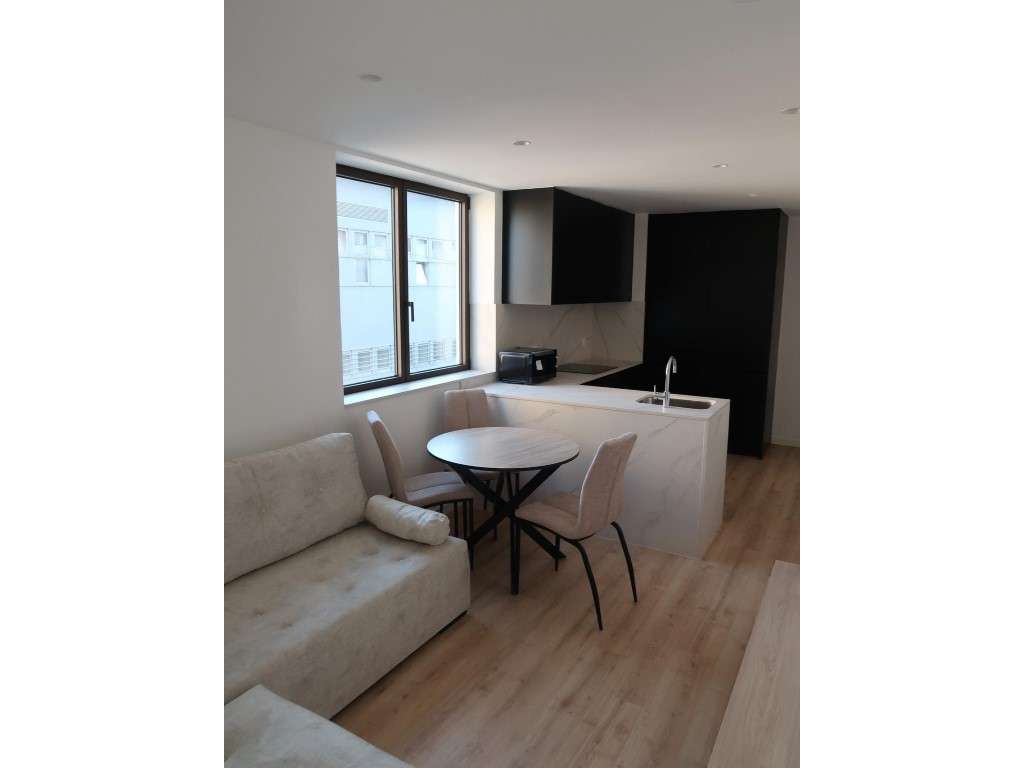 Apartamento T1 convertido em T2, inserido condomínio fechado - Empr... - Grande imagem: 3/38