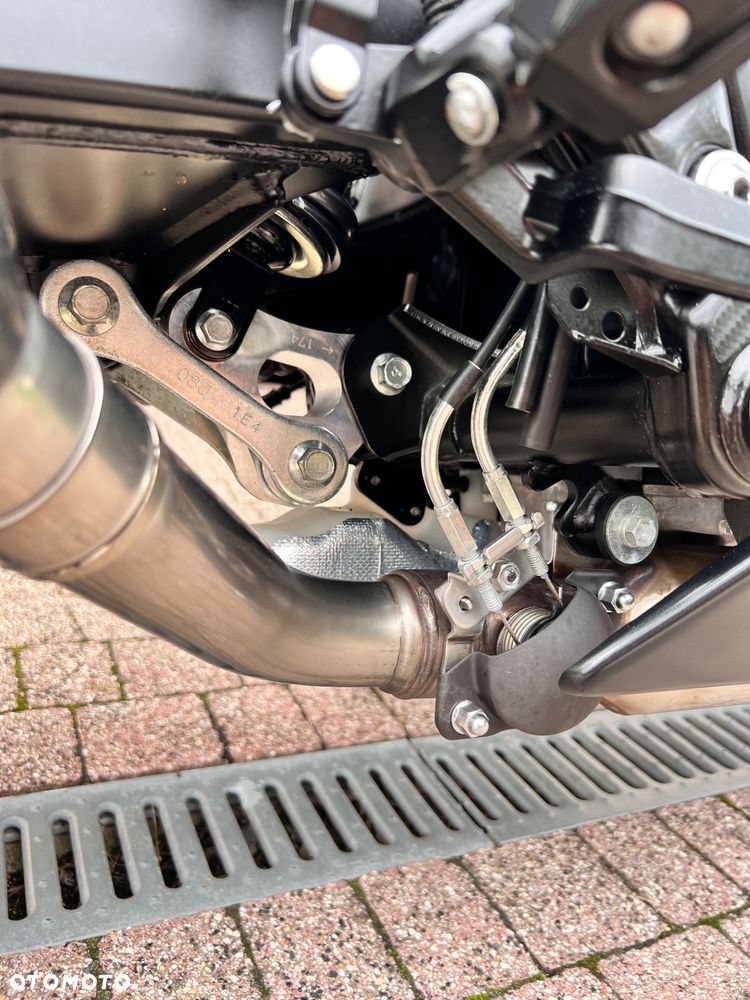Suzuki GSR - 15