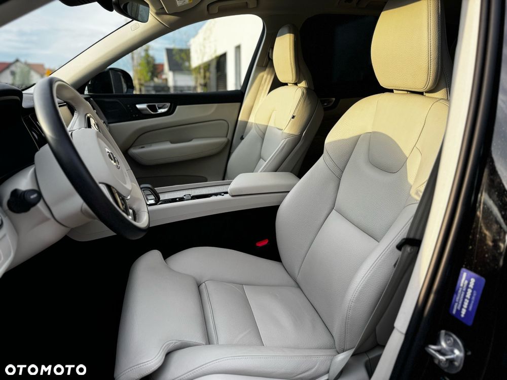 Volvo XC 60 B4 B Plus Dark - 25