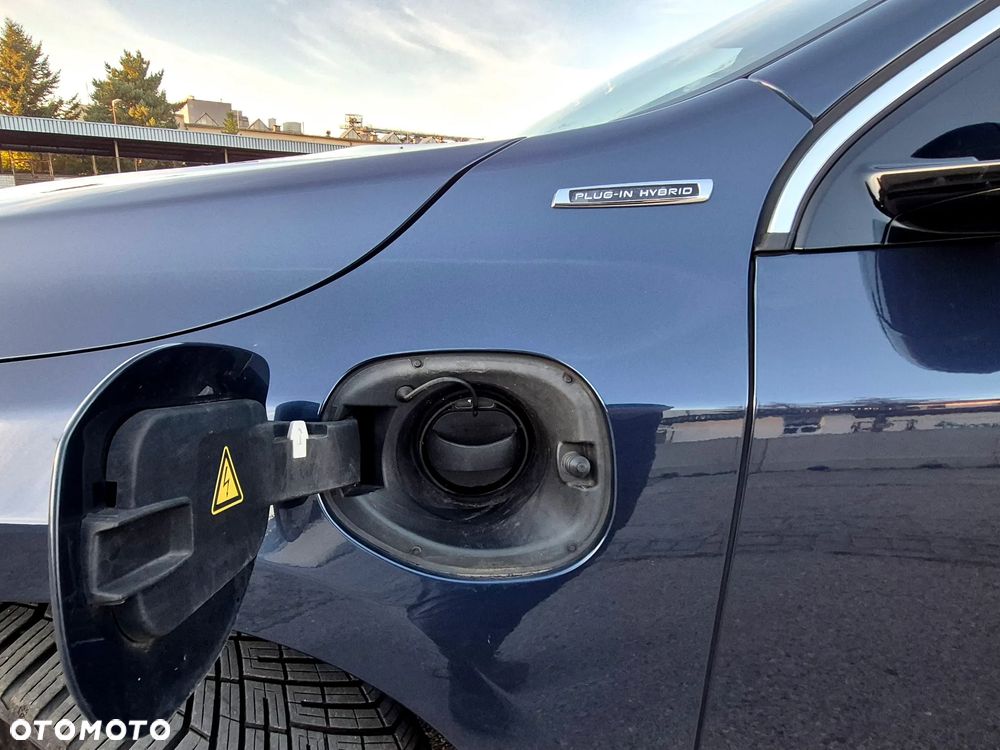 Volvo V60 D6 AWD Plug-in Hybrid R-Design Momentum - 24