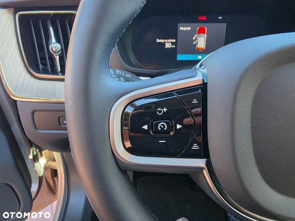 Volvo XC 60 B5 B AWD Plus Dark - 34