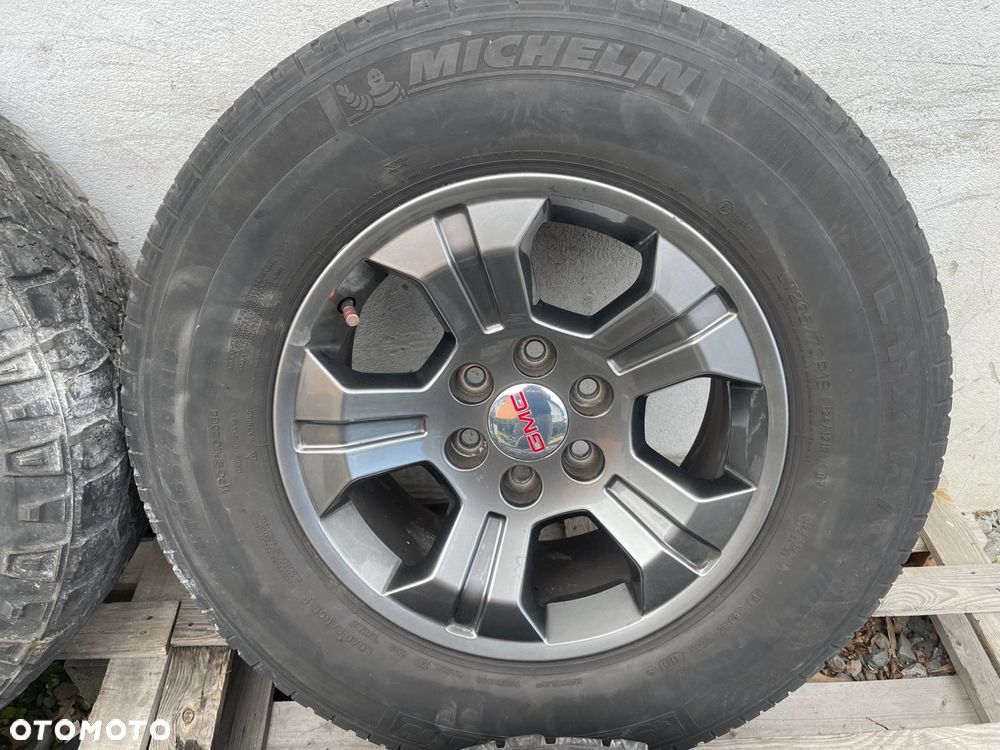 P8 GMC YUKON XL IV 2015 - FELGI OPONY KOŁA 84227881 18 8.5J ET24 275 65 - 3