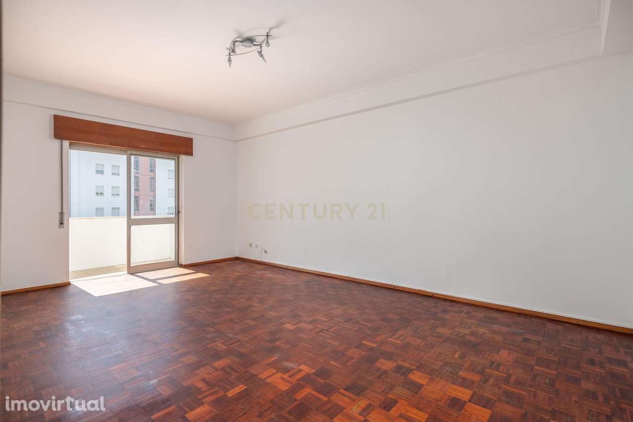 Apartamento T2 em Laranjeiro com vista desafogada e boa localização - Grande imagem: 3/18