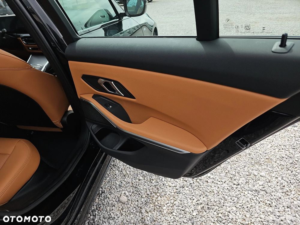 BMW Seria 3 318i M Sport - 23