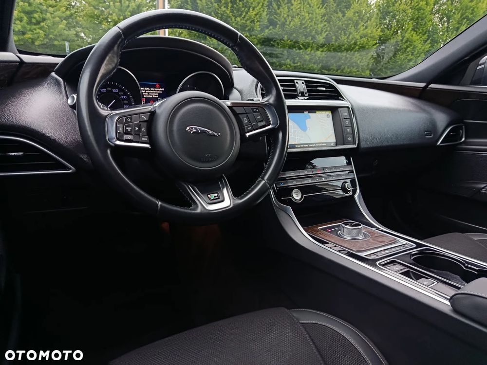 Jaguar XE D180 R-Dynamic S - 30
