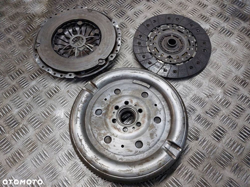 KOŁO DWUMASOWE + TARCZA + DOCISK VOLKSWAGEN PASSAT B6 2.0 TDI - 6