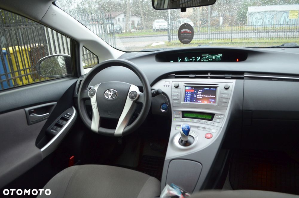 Toyota Prius (Hybrid) - 27