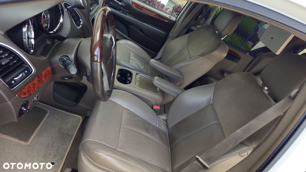 Chrysler Town & Country 3.6 Limited - 19