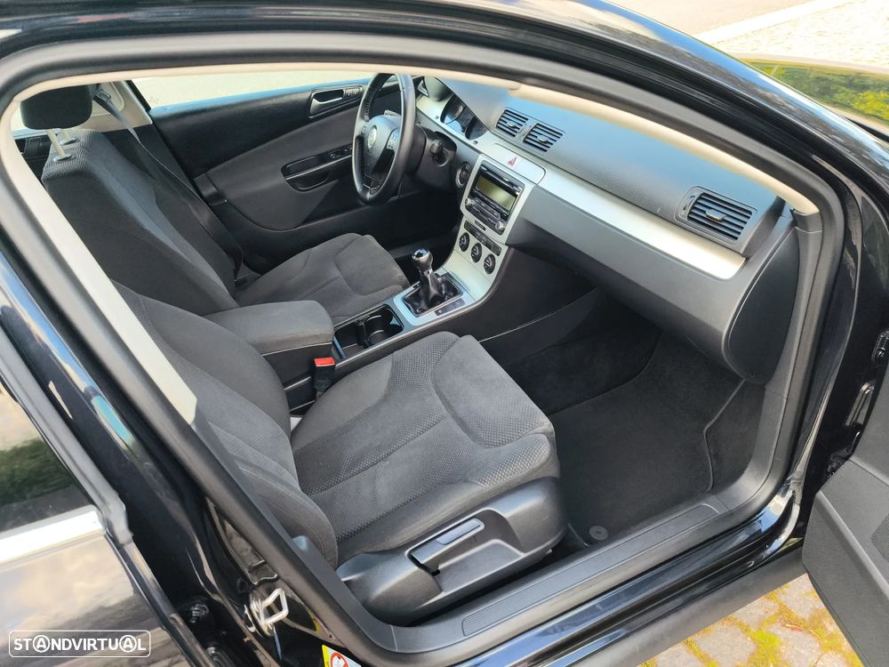 VW Passat 2.0 TDI Trendline BlueMotion - 12