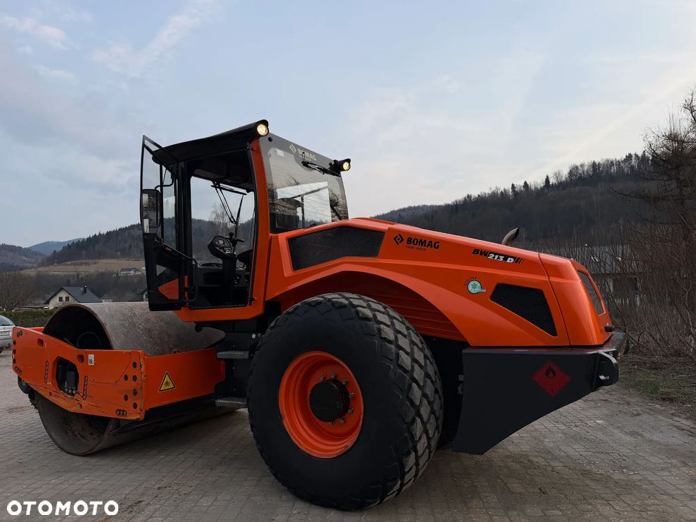 Bomag BW213 D-5 Walec Drogowy Terenowy 15 ton. Import Norwegia 2020 rok. 1050 Mtg. silnik DEUTZ 4cyl. 140 km. Maszyna nie różni się od Nowej z salonu! Klima wentylacja. Serwisy w Dekra AKTUALNE. Zero zniszczeń IGŁA !! Gotowa do długiej pracy. Po dużych serwisach eksploatacyjnych w Norwegii. Walec z Upadłości od pierwszego właściciela. Jego historia od nowosci to jedna robota na stadionie miejskim! Jedyna taka okazja! - 39