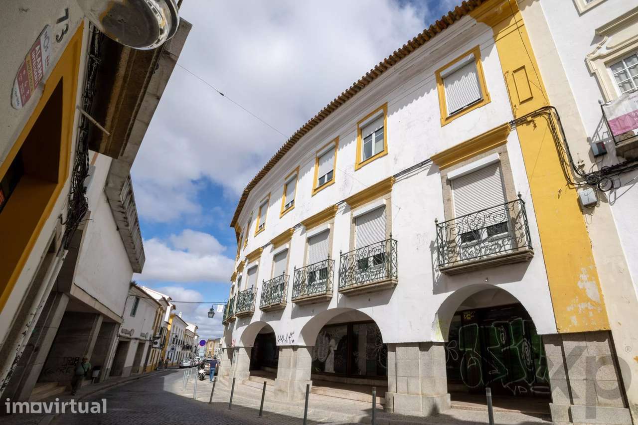 Edifício amplo com 30 salas e elevador em Évora - Grande imagem: 2/51