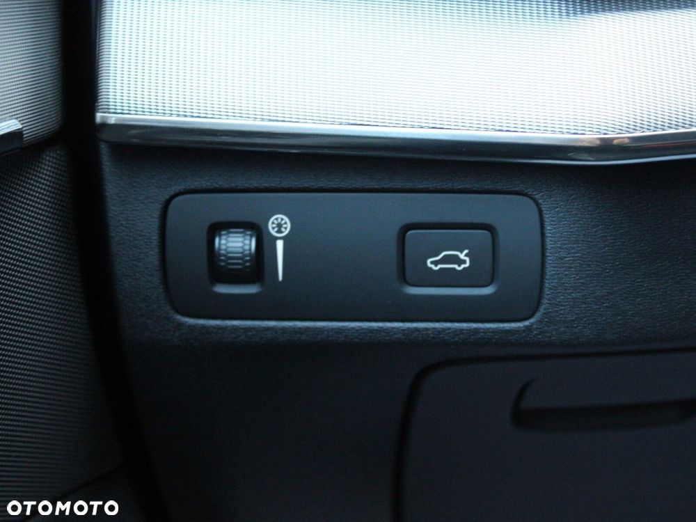 Volvo XC 90 D5 SCR AWD R-Design - 32