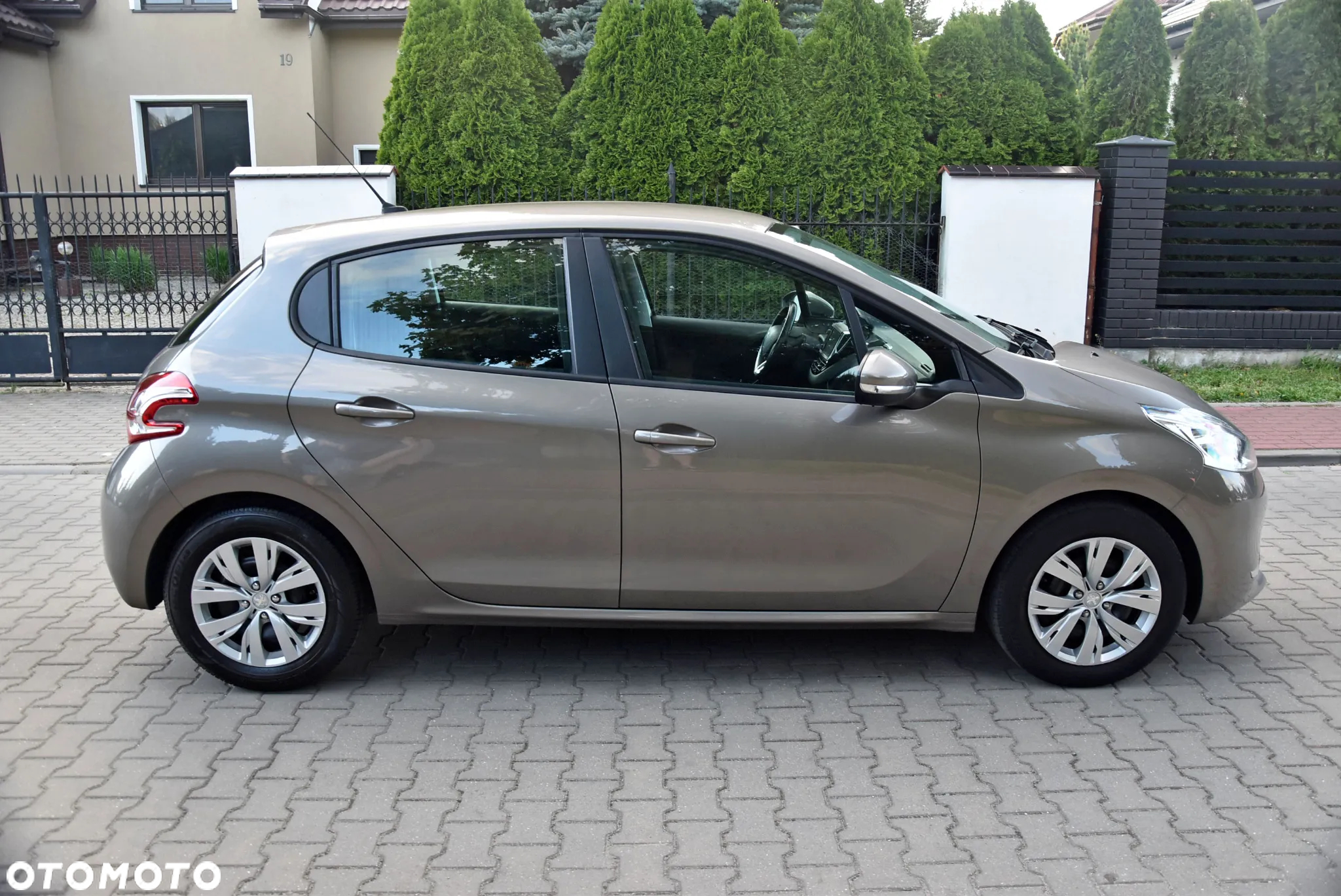 Peugeot 208 HDi 68 Like - 11