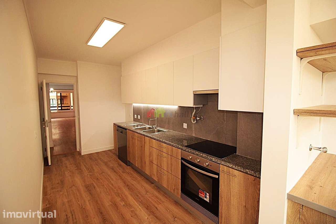 Apartamento T3 c/ garagem e arrecadação na Estrada da Luz - Grande imagem: 2/24
