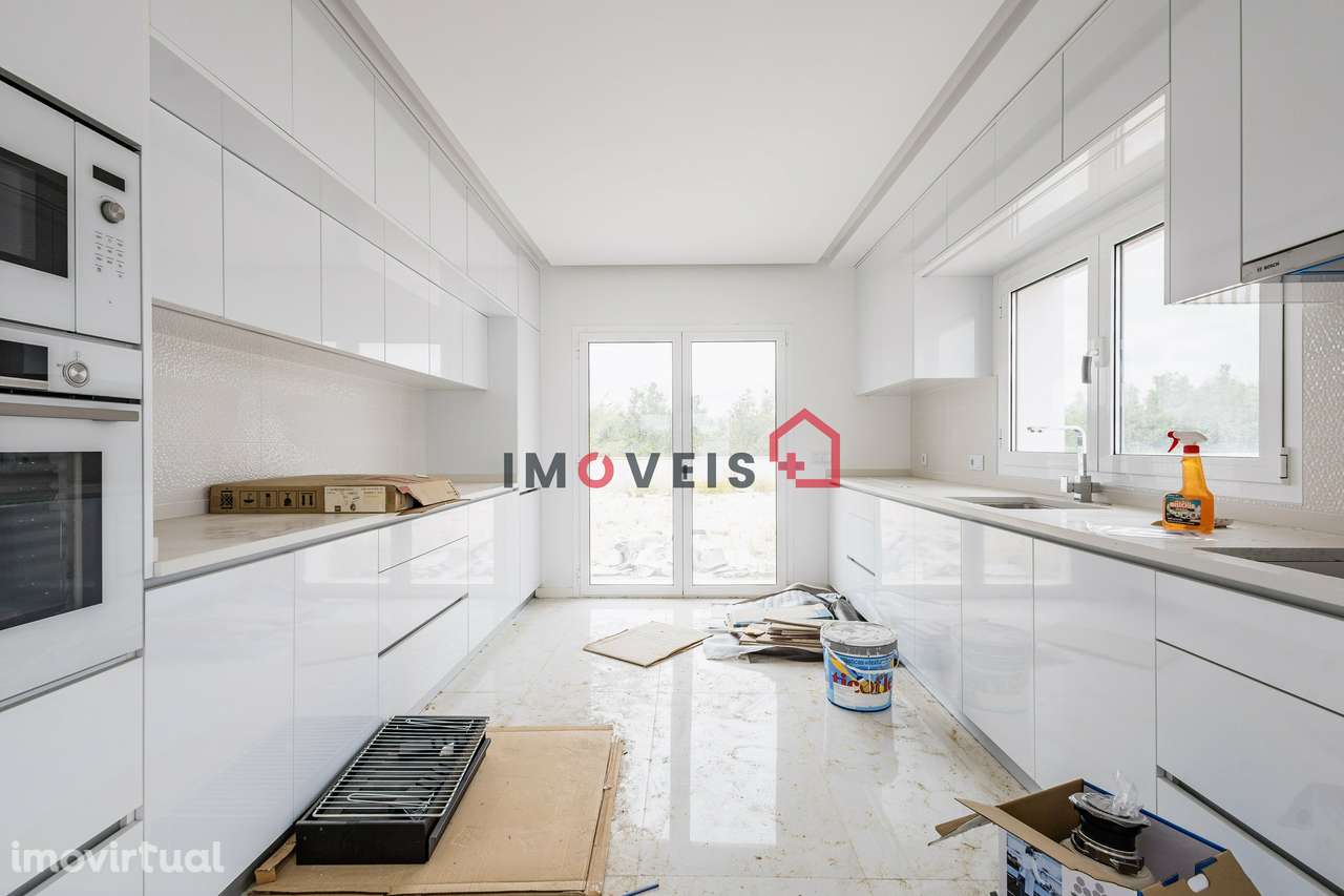 MORADIA INDIVIDUAL T4 - EM FASE FINAL DE ACABAMENTOS - BATALHA - Grande imagem: 3/9