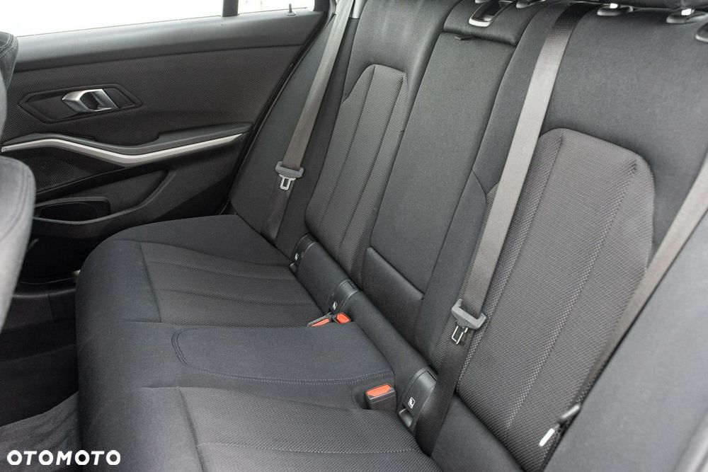 BMW Seria 3 318i - 24