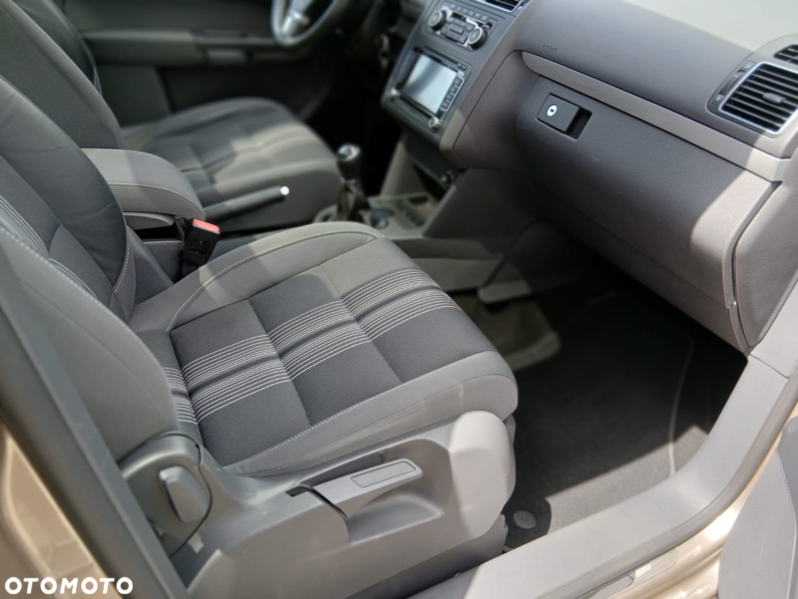Volkswagen Touran 2.0 TDI DPF MATCH - 11