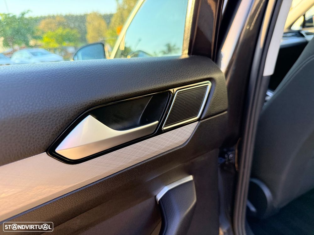 VW Passat Variant 2.0 TDi Business DSG - 41