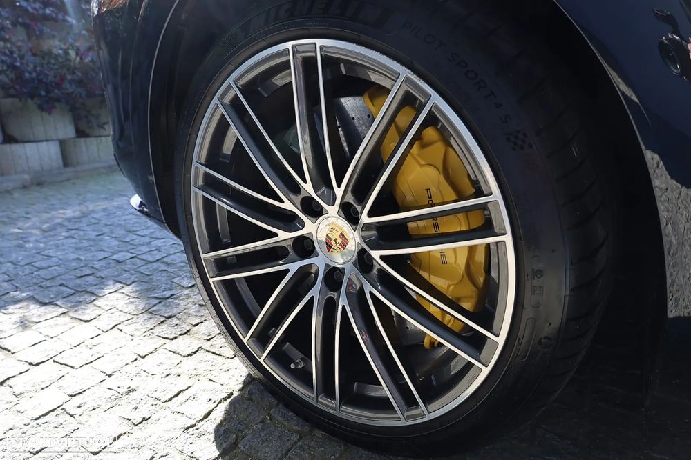 Porsche Cayenne Turbo - 12