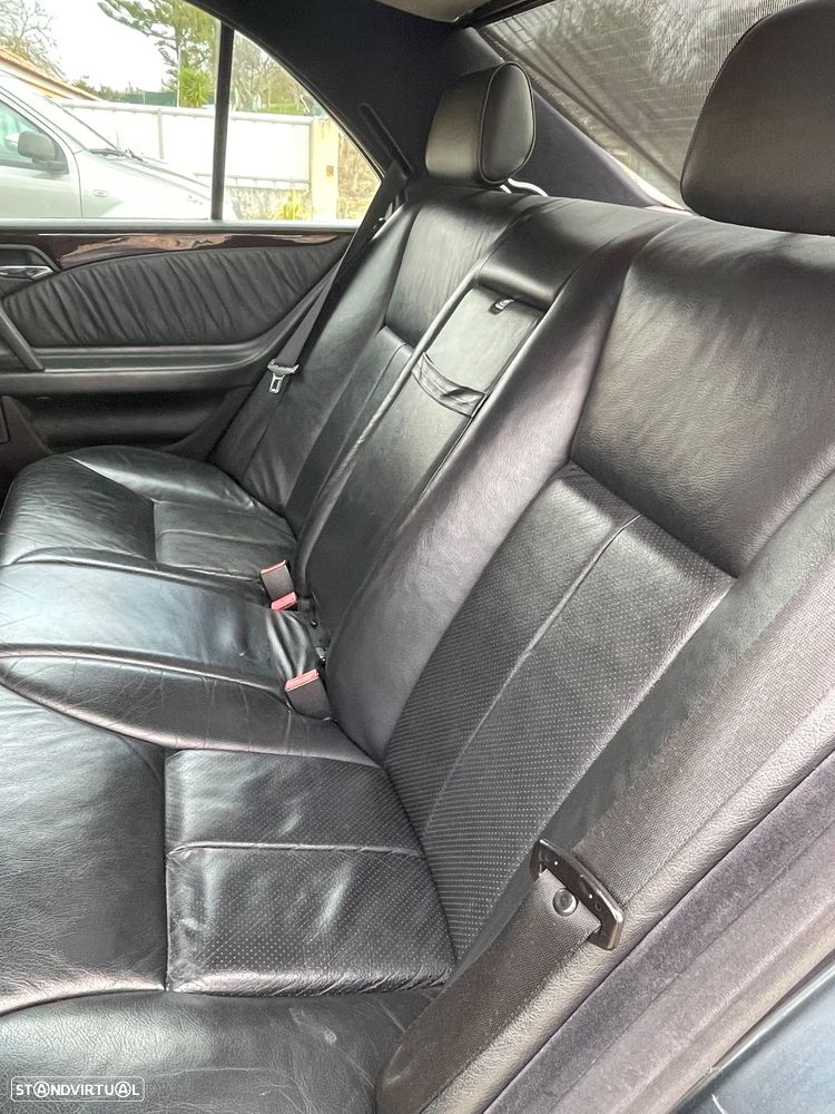 Mercedes-Benz E 220 D Elegance - 4
