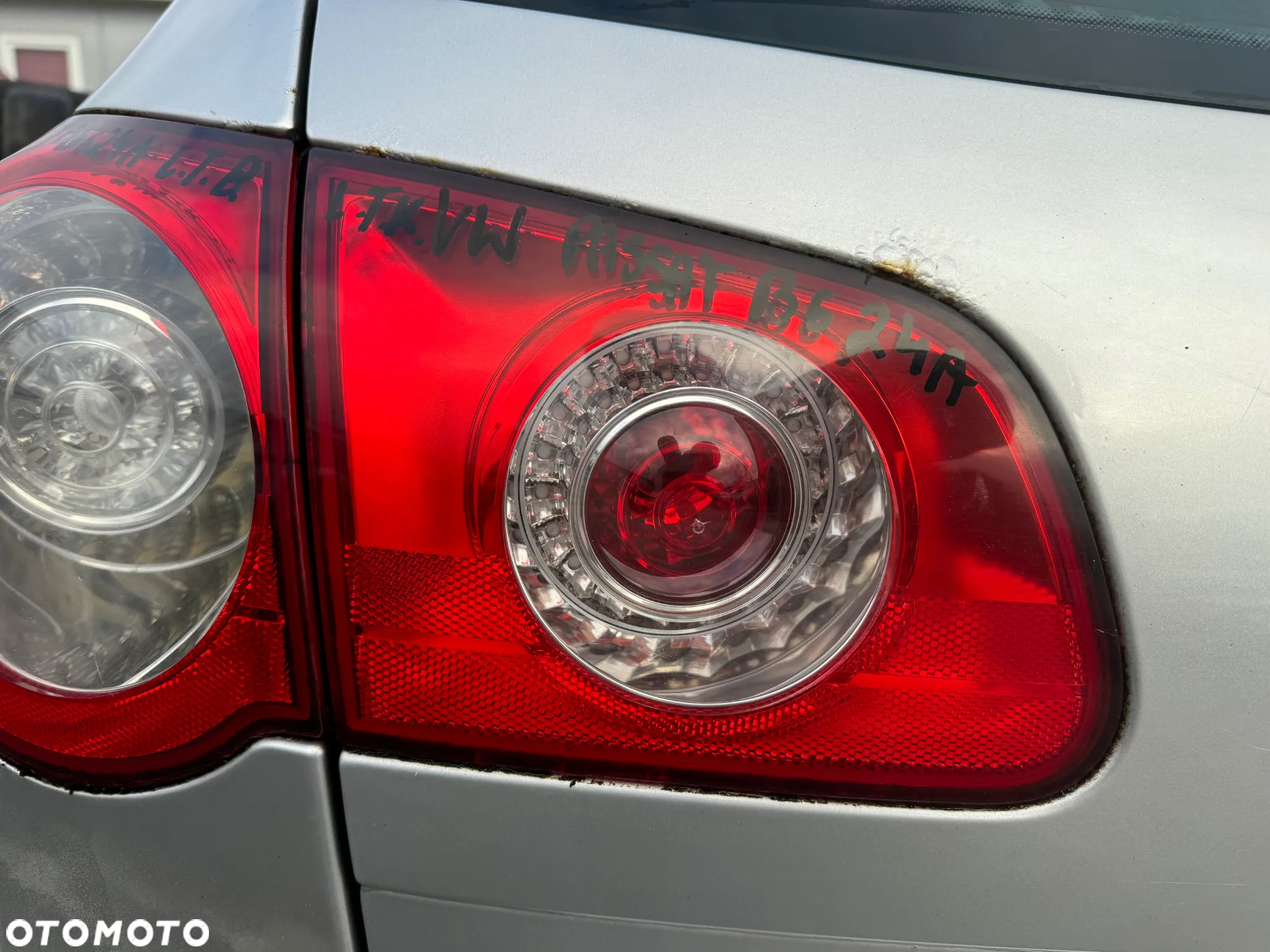 VW PASSAT B6 LAMPA LEWY TYŁ LEWA TYLNA Z KLAPY W KLAPĘ - 6