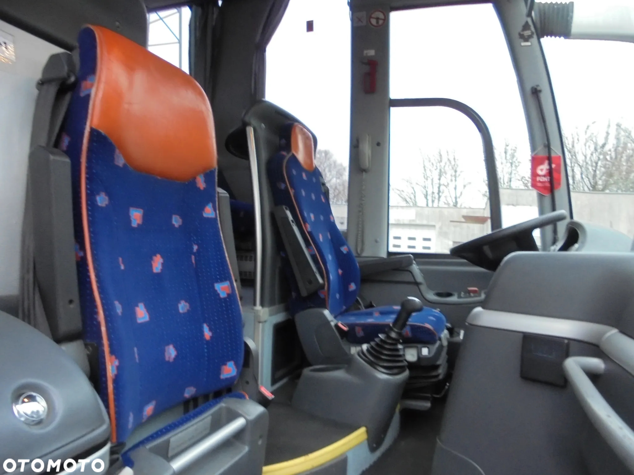 MAN R07 Lions Coach - 5