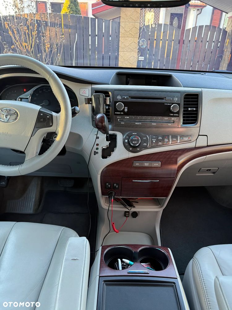 Toyota Sienna - 9