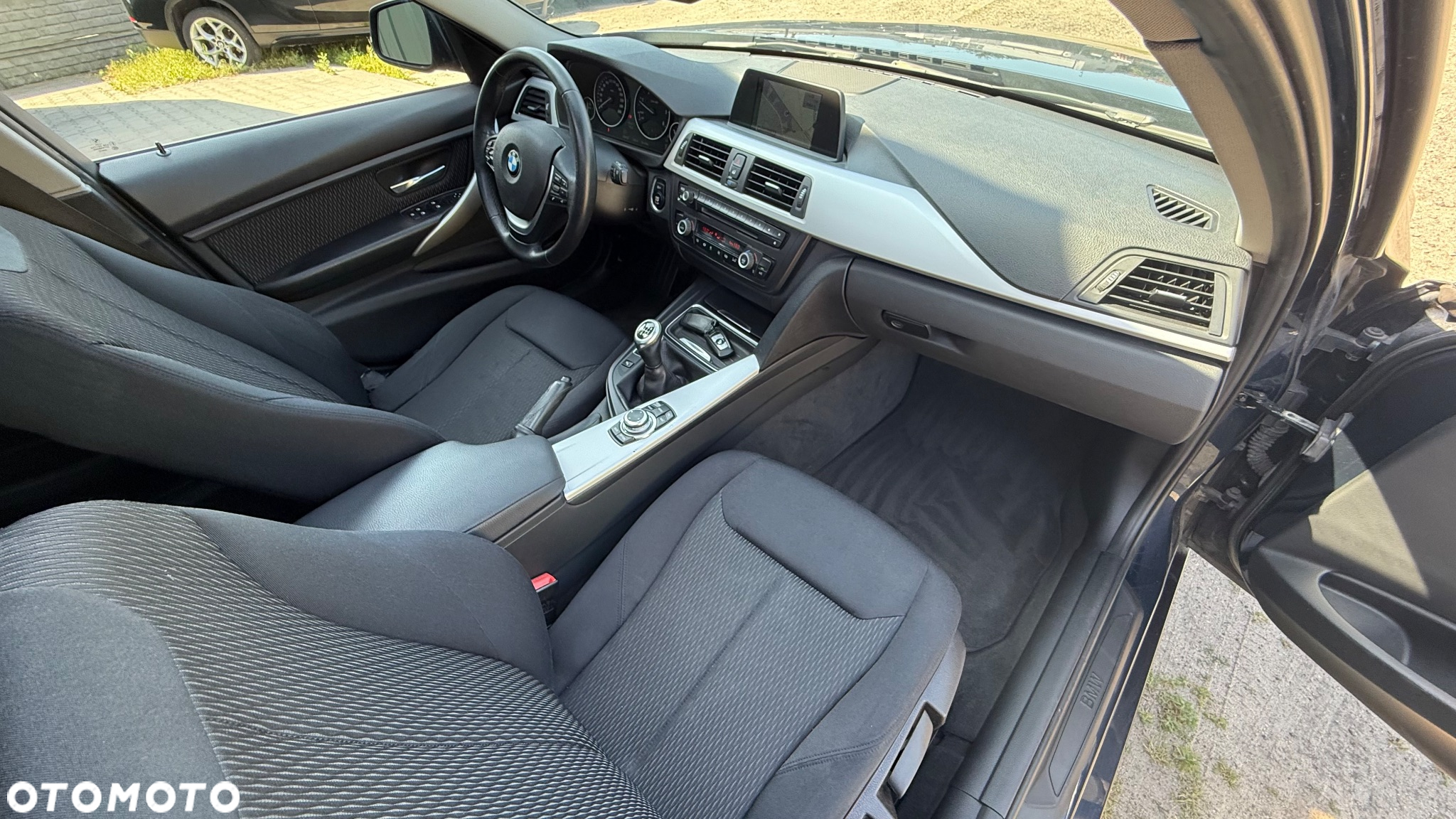 BMW Seria 3 318d DPF Touring Edition Exclusive - 32