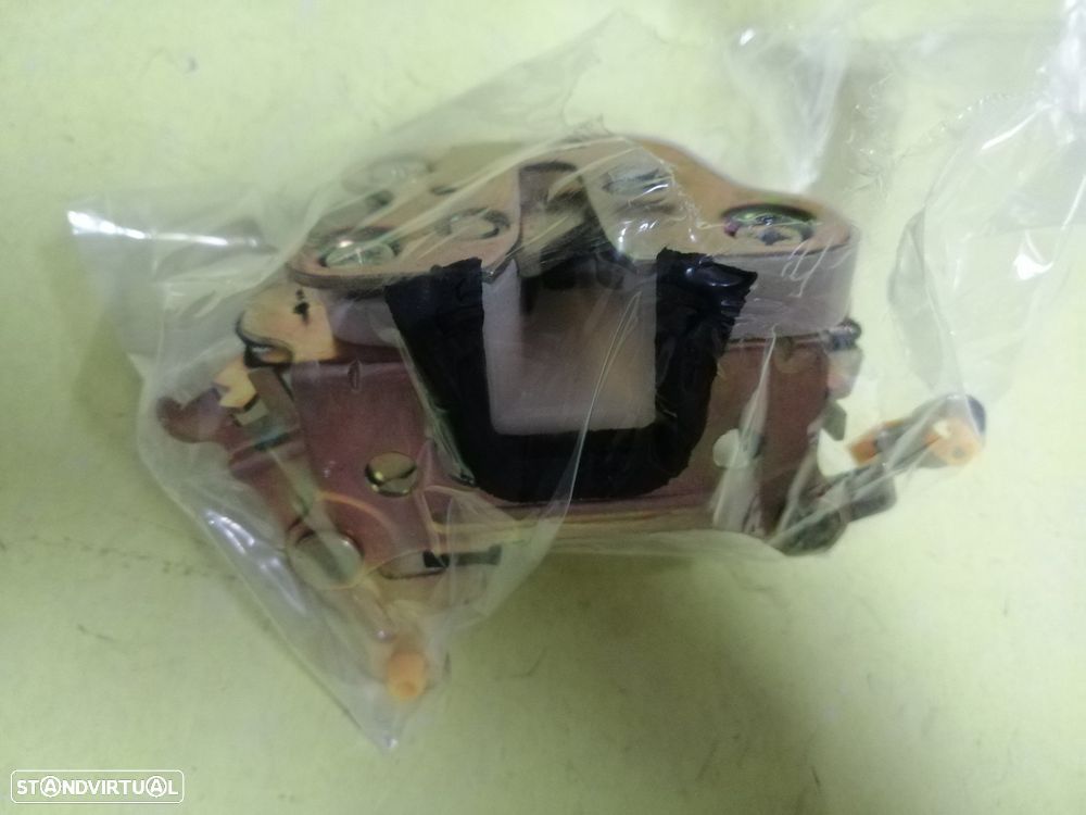 Fechadura da porta esquerda Nissan Pickup D21 - 2