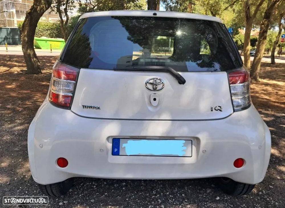 Toyota iQ - 10