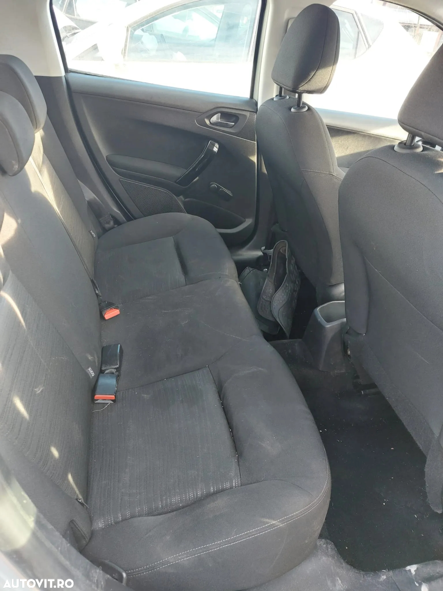Dezmembrez Peugeot 208 1.0i - 7