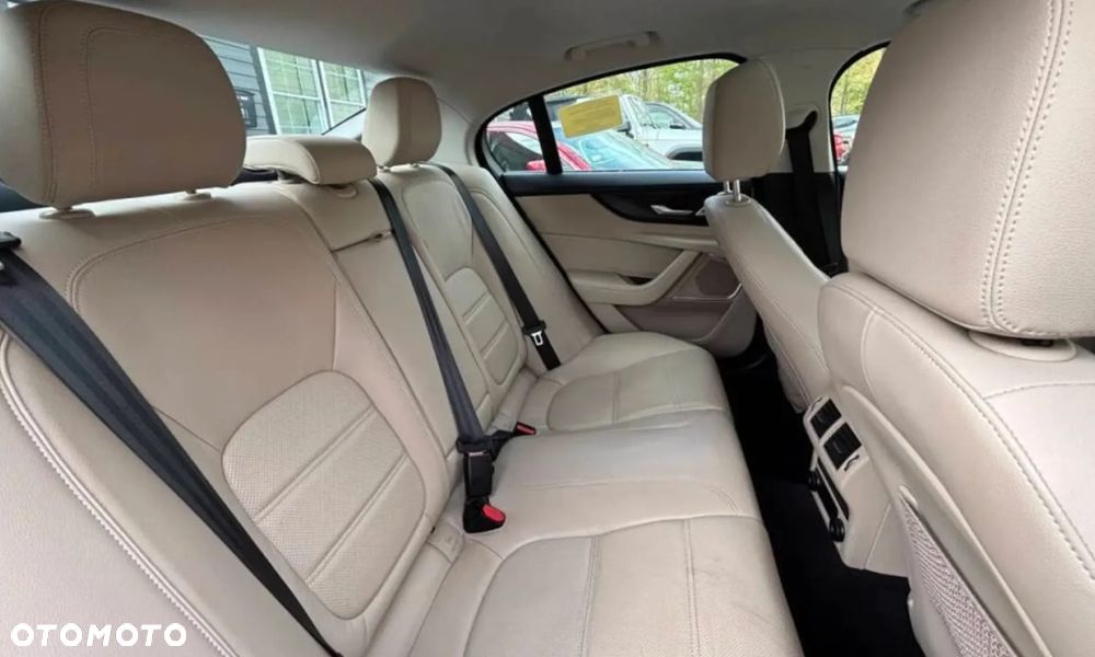 Jaguar XE P250 R-Dynamic SE - 21