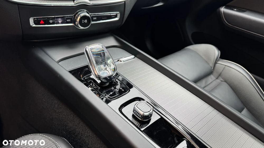 Volvo XC 60 B4 D AWD Plus Dark - 32