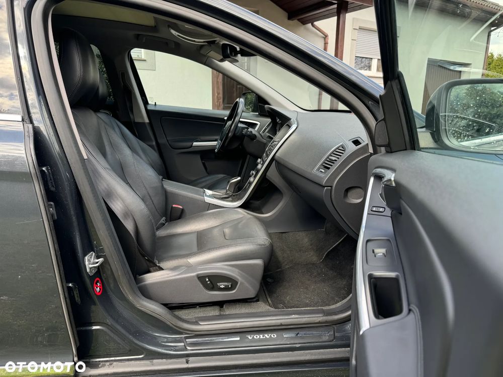 Volvo XC 60 2.0T Powershift Momentum - 6