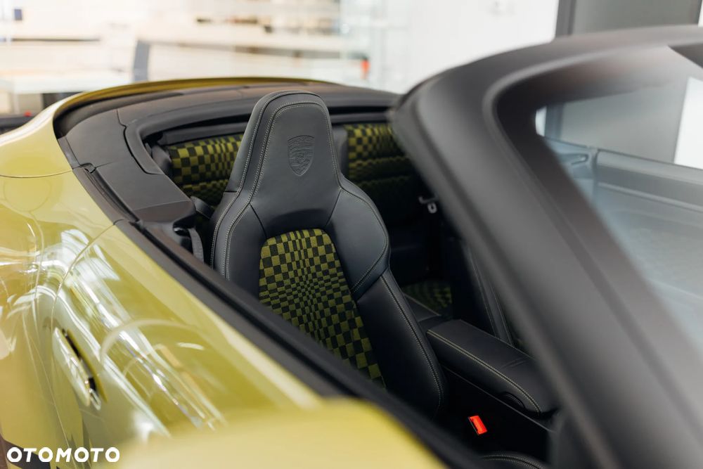Porsche 911 Carrera T-Hybrid Spirit 70 - 21