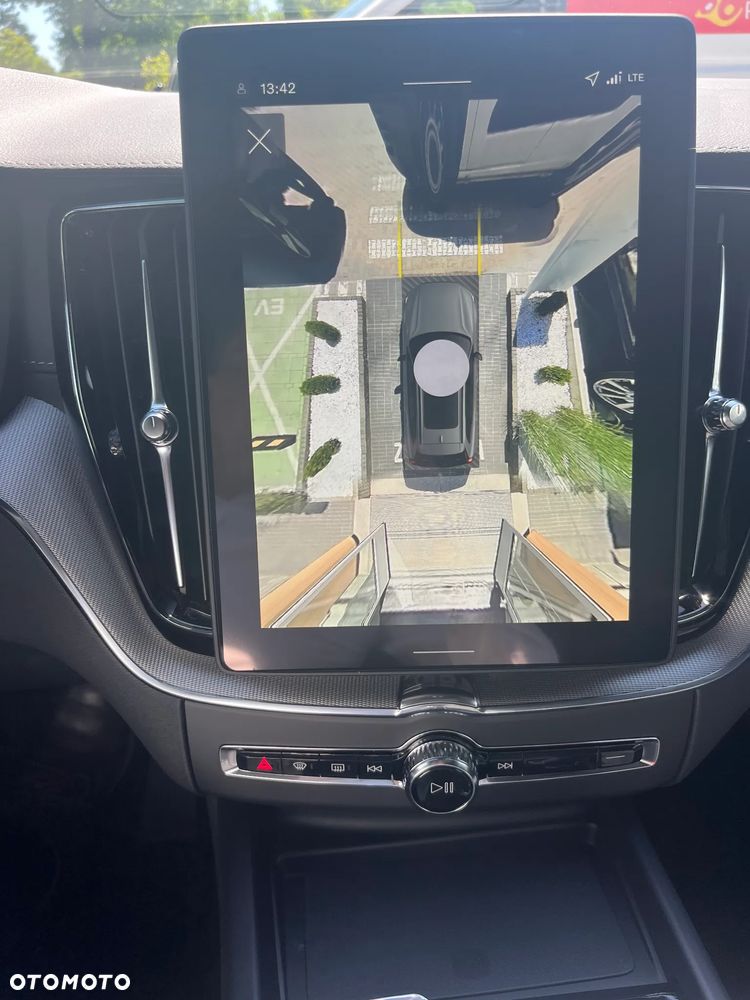 Volvo XC 60 T6 Plug-In Hybrid AWD Ultra Black Edition - 12