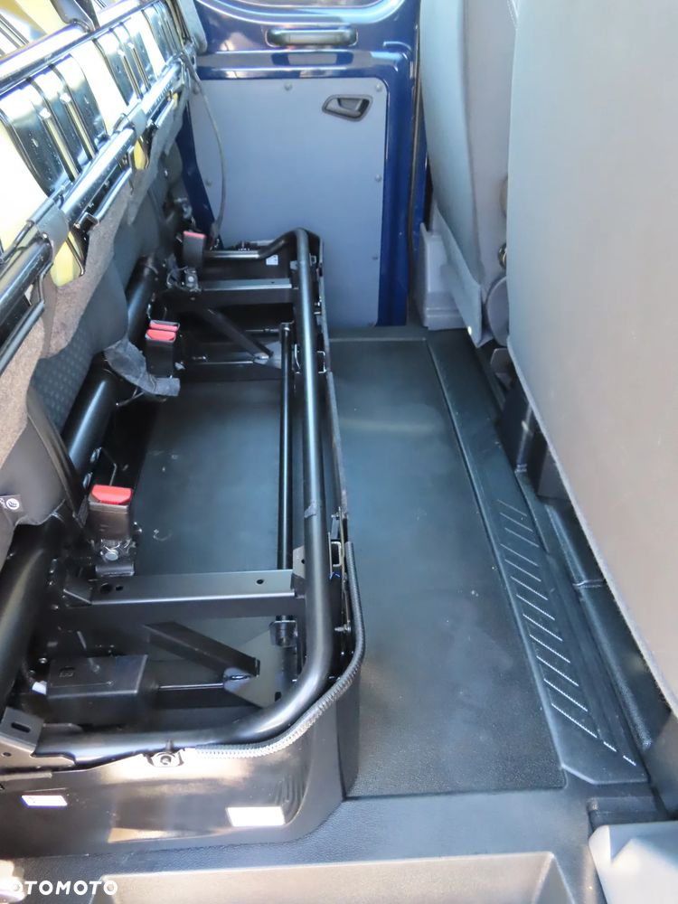 Iveco DAILY 130 Km L3 Podwójna Kabina Doka Dubel Brygadowy MIXTO 7-Mio Os.+1073 Kg Ład. Skrzynia 2410 mm Dł. Renomowanej Firmy SCATTOLINI Rozstaw Osi 3504 mm WZMACNIANY HAK 3000 Kg 29 Tys Km Przeb. Stan Auta JAK NOWY POLECAM - 16