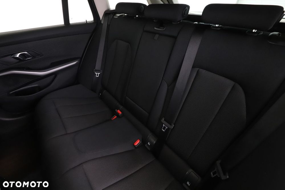BMW Seria 3 318d mHEV - 19