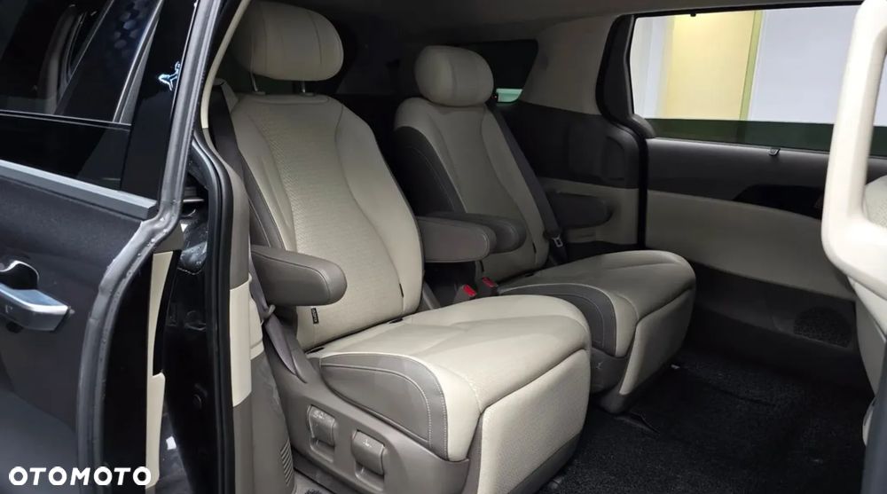 Kia Carnival - 8