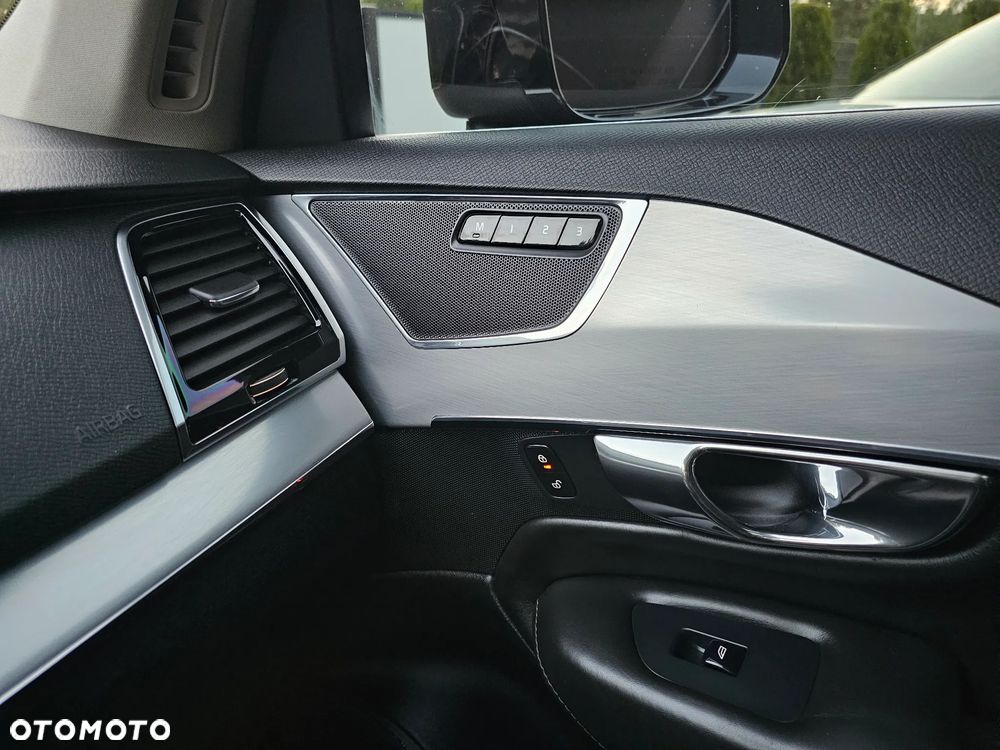 Volvo XC 90 T8 AWD Plug-In Hybrid Momentum 7os - 28