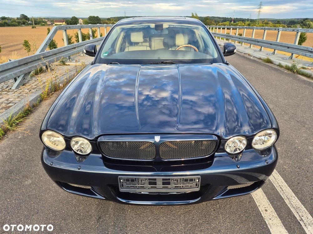 Jaguar XJ XJ8 4.2 LWB Executive - 2