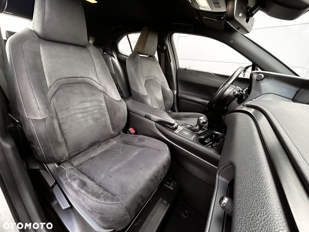 Lexus UX 250h Elegance 2WD - 28