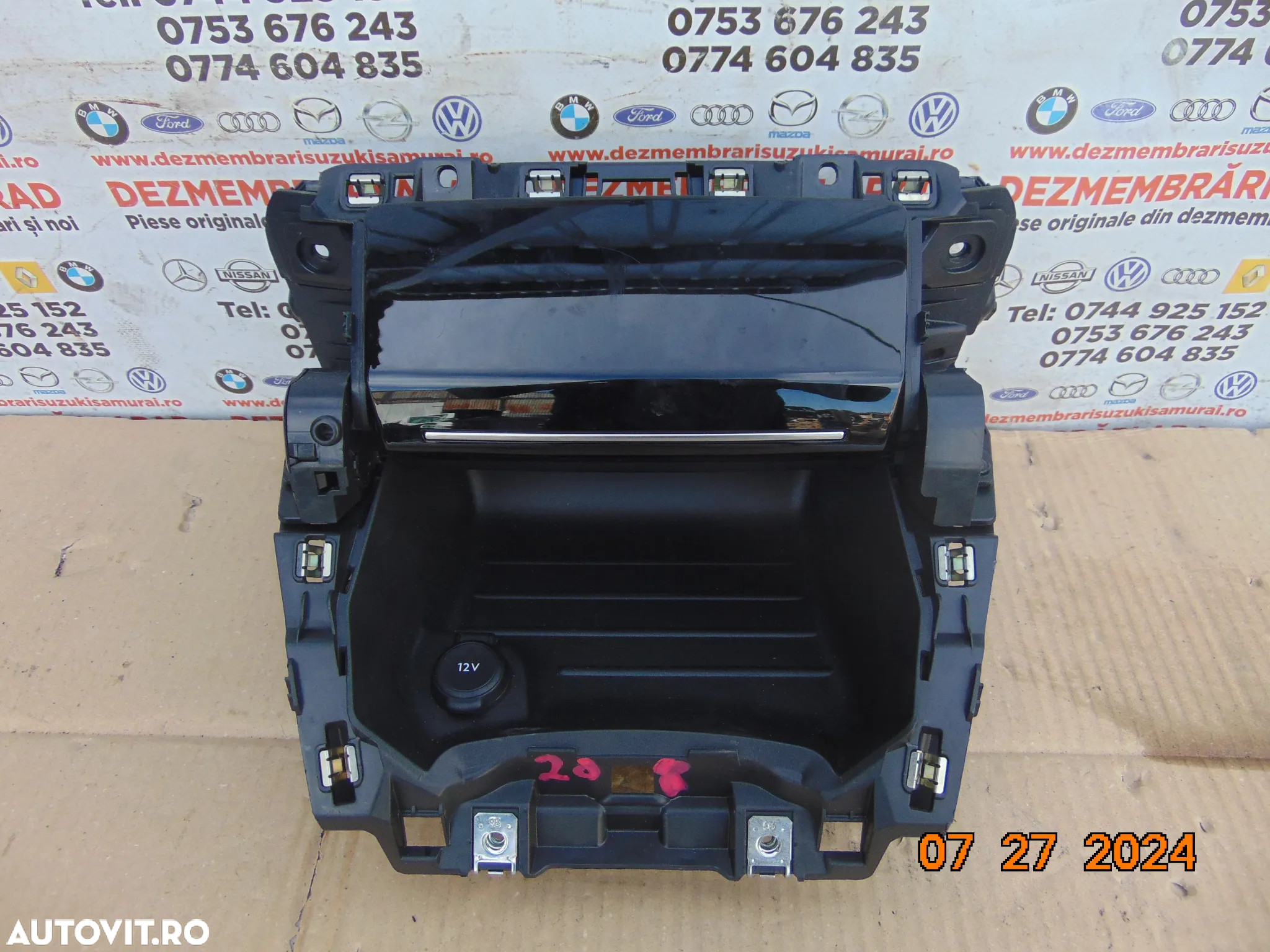 Port usb Peugeot 208 dupa 2019 consola cod 2444389xzd - 3
