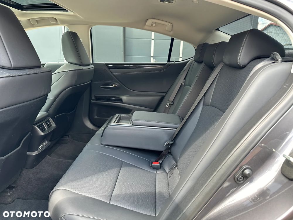 Lexus ES 300h Business Edition - 32