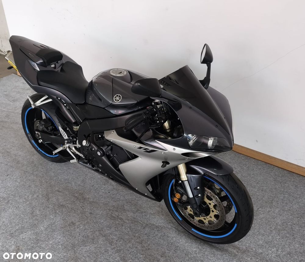 Yamaha R1 - 4