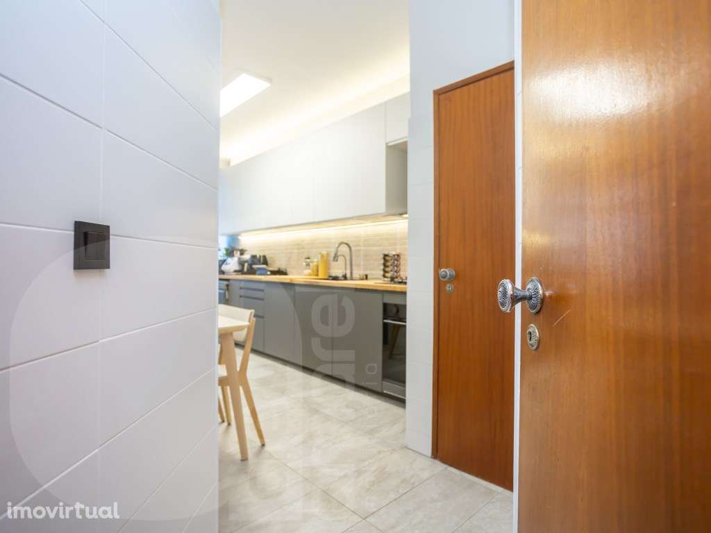 Apartamento T3 Renovado com Elevador, áreas generosa, no Centro de ... - Grande imagem: 4/17