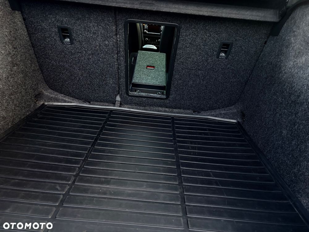 Skoda RAPID 1.2 TSI Ambition - 12